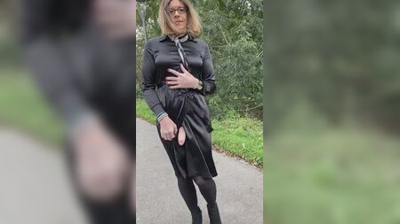 Robe en satin noir, masturbation du clitoris