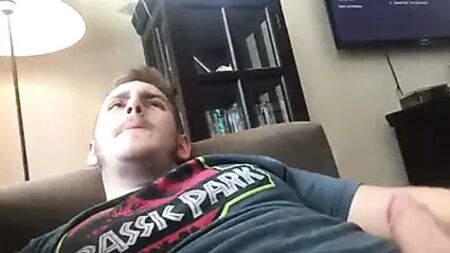 Quel beau gosse ! Une autre façon de se branler
