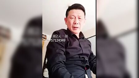 Un élégant homme en costume chinois