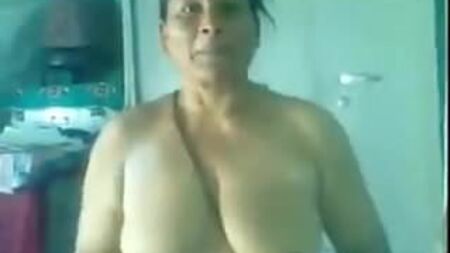 La chatte de cette Amma punjabi de 70 ans se fait défoncer par son jeune copain