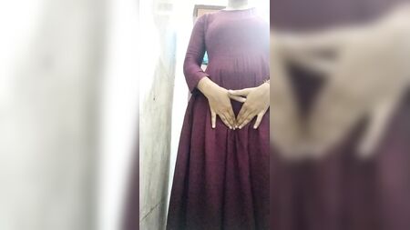 Une jeune Indienne se baigne après les cours et se doigte l'anus