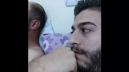 Deux potes turcs hétéro s'excitent et se branlent sur Periscope
