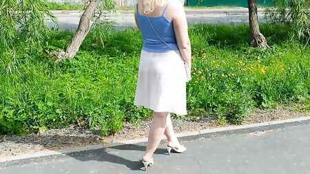 Une femme sexy en robe légère, sans soutien-gorge