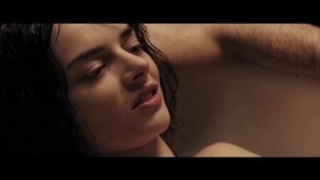 Samara Weaving et Carly Chaikin dans des scènes de nudité et de sexe