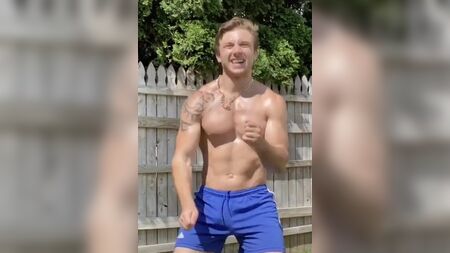 Un beau gosse avec une bosse dans son short