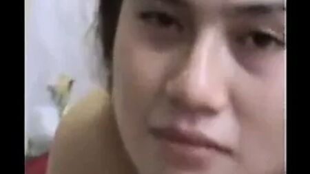 Une tante aux formes généreuses originaire de Bandung baise dans son appartement