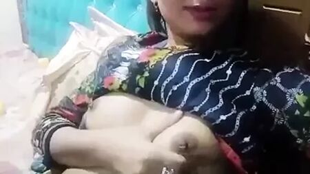 Une jeune Bangladaise en train de se masturber