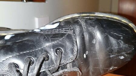 Des bottes Dr. Martens recouvertes de sperme