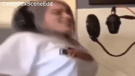 Billie Eilish : jeu avec les seins