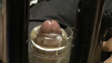 LE LANCEMENT DU FLESHLIGHT QUICKSHOT PROVOQUE UN JET DE SPERME BRUYANT