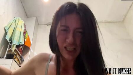 Une superbe MILF offre un superbe jet d'eau sur une bite