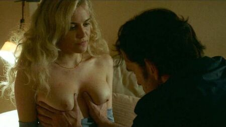 La scène où Riley Keough apparaît seins nus sur ScandalPlanet.Com