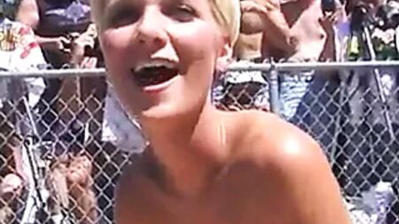 Une blonde aux cheveux courts se mouille