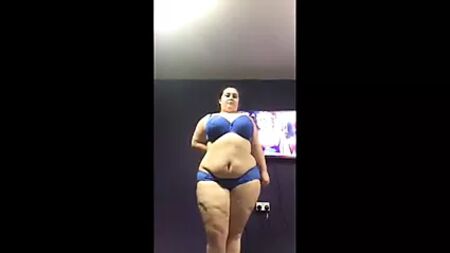 Une fille potelée se déshabille