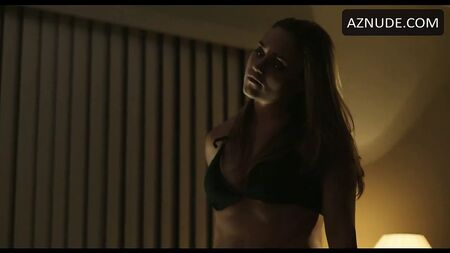 Alice Kremelberg dans un film de 2014, vêtue d'une culotte en satin noir