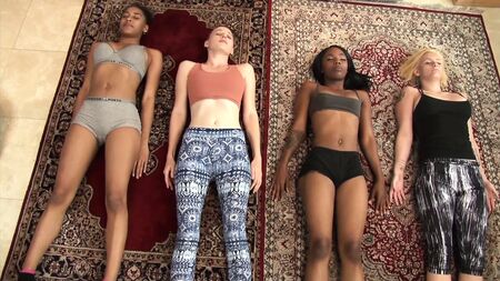 Un groupe interracial de lesbiennes en chaleur - orgie lesbienne et gang bang