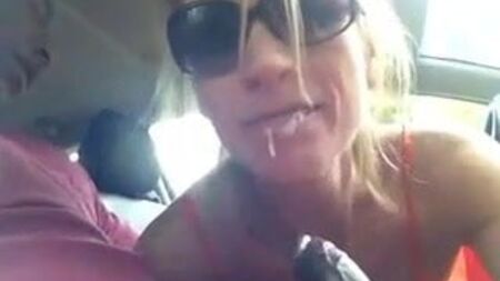 Fellation en voiture après avoir bu, avec déglutition