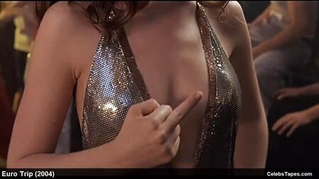 Michelle Trachtenberg, Lucy Lawless et Jessica Boehrs seins nus