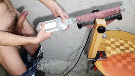Masturbation masculine avec une machine à baiser