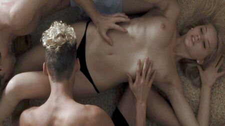 Le cul et les seins sexy d'Amber Heard