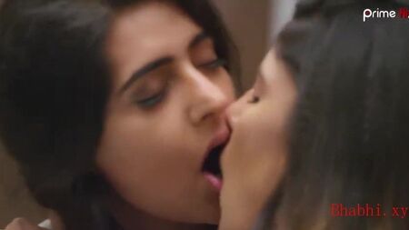 Scène lesbienne de Shiny Dixit dans Junoon e Ishq.mp4