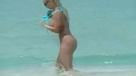 Nicole CoCo Austin : Gros seins et cul en bikini à la plage - Ameman