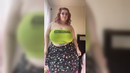 PEACH, UNE FEMME RONDE AUX SEINS ÉNORMES EN TOP TUBE