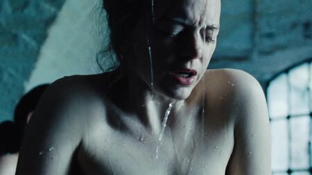 Emma Stone seins nus, tétons, seins mouillés, torse nu