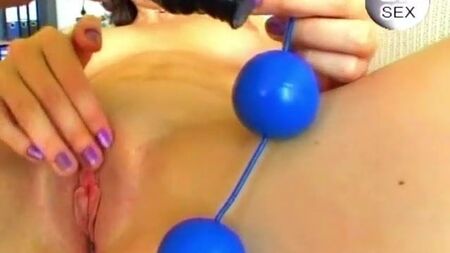 Une femme mûre brune se fait plaisir