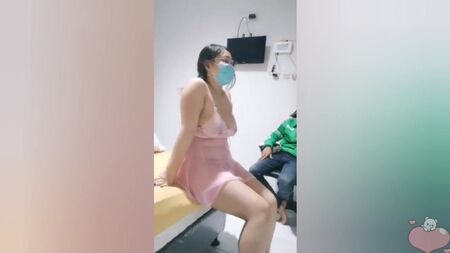 Une Indienne potelée adore inviter des inconnus dans sa chambre