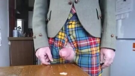 Quand le kilt en tartan de mon beau-père se retrouve taché de sperme