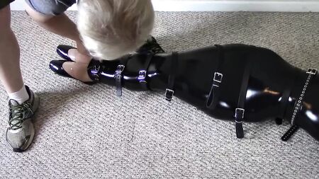Bondage avec des sangles 9
