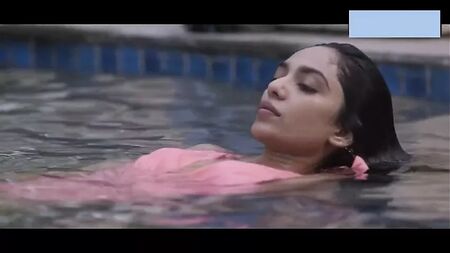Sobhita Dhulipala : maillot de bain, softcore et tétons à l'air