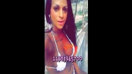 Renata Barbosa, transgenre, se masturbe de différentes manières