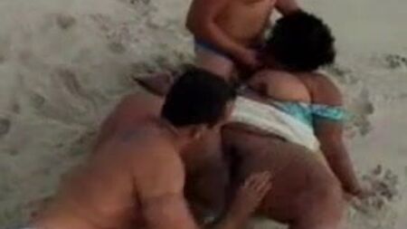 Trios avec des femmes rondes sur la plage
