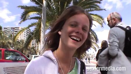 Une petite coquine se fait baiser