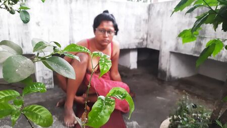 Une femme bengalie en sari se fait baiser en plein air