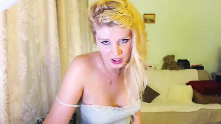 Une transsexuelle russe d'âge mûr, ayant subi une opération chirurgicale, se fait baiser la chatte devant la webcam