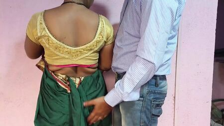 Le fils du voisin a baisé Desi Bhabhi si fort qu'il a fait jaillir son sexe