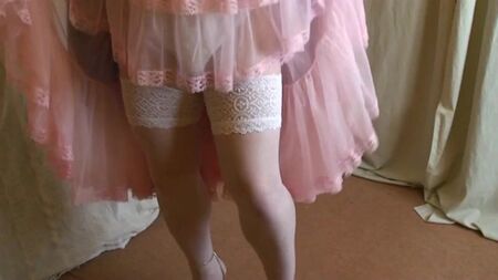 Robe de demoiselle d'honneur lilas, jupon rose et chaussures à semelles compensées