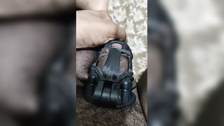 Enfermé dans une cage de chasteté Cobra