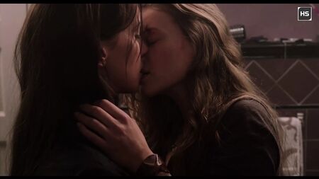 Katie Cassidy : un baiser lesbien torride en 4K