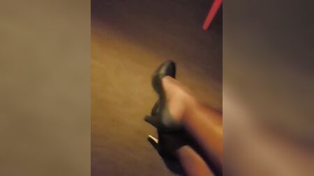 une hôtesse de l'air en talons hauts et collants