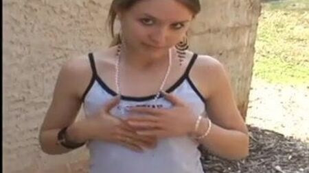 Kitty, une jeune fille de 18 ans qui s'ennuie, veut que tu la divertisses