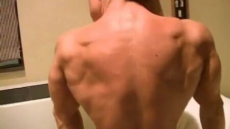 Fbb : muscles saillants, nu