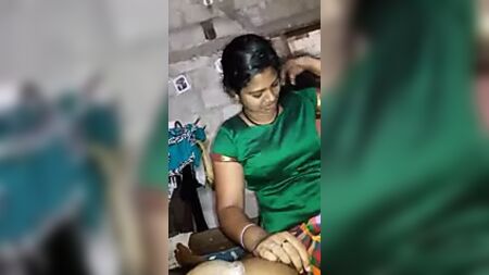 Une étudiante de Coimbatore en train de faire une fellation, avec une bande-son en tamoul