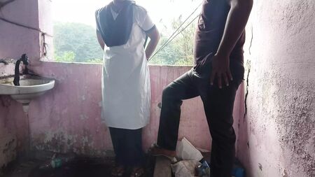 La jeune fille du collège du village est montée sur le toit de sa maison et a giflé son professeur particulier