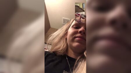 Un couple d'amateurs, une blonde et son copain, se montrent nus ensemble sur FaceTime