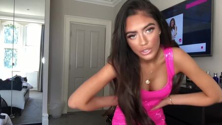 La youtubeuse Roxana Rosu en robe rose en PVC