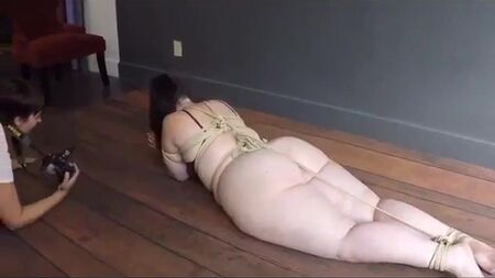 Crystal McBootay, la belle brune aux formes généreuses, enfin nue